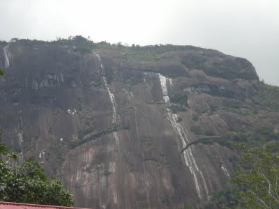Bukit-Kelam-batu-terbesar-di-indonesia